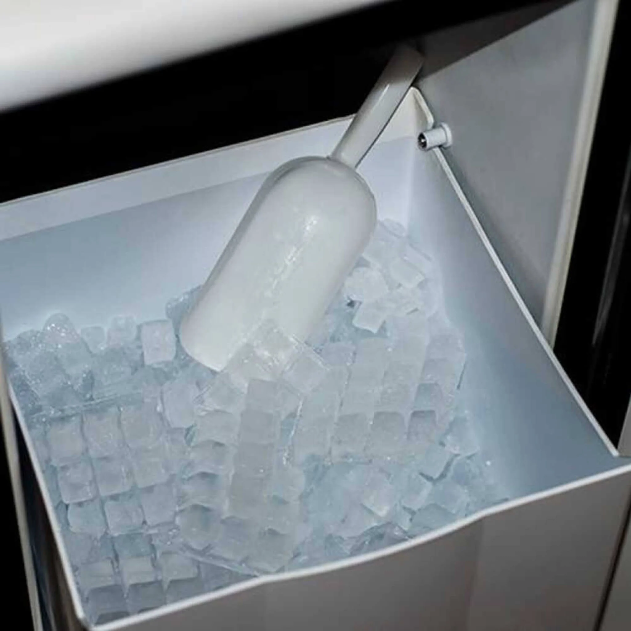 Edgestar 15" Outdoor Undercounter Ice Maker W/ 50 LBS Daily Ice Production - Image 9